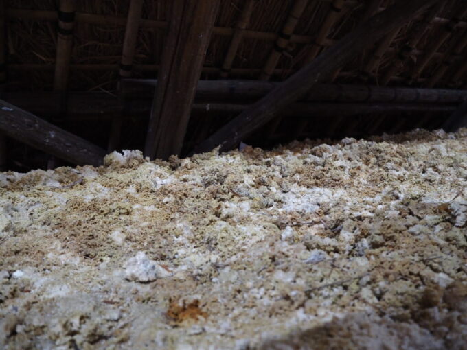 10月下旬12年ぶりの別府明礬温泉みょうばん・湯の里国の重要無形民俗文化財にも指定された300年間変わらぬ製法で湯の花の製造を続ける湯の花小屋内部に積もる湯の花