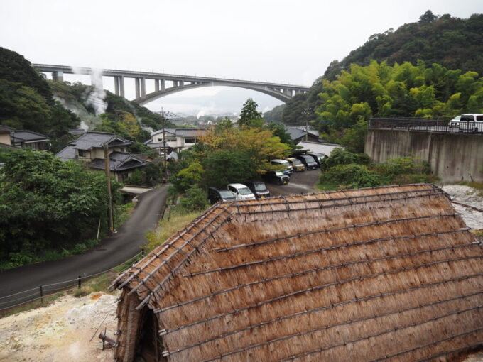 10月下旬12年ぶりの別府明礬温泉国の重要無形民俗文化財である湯の花小屋を見学し別府温泉保養ランドに向け歩く