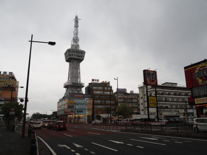 10月下旬12年ぶりの別府曇天の空に聳える別府タワーの渋い佇まい