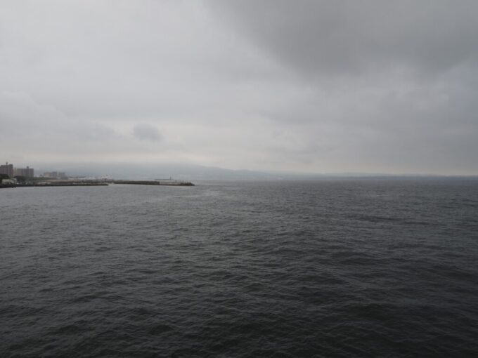 10月下旬12年ぶりの別府的ヶ浜公園から望む曇天と鉛色の海