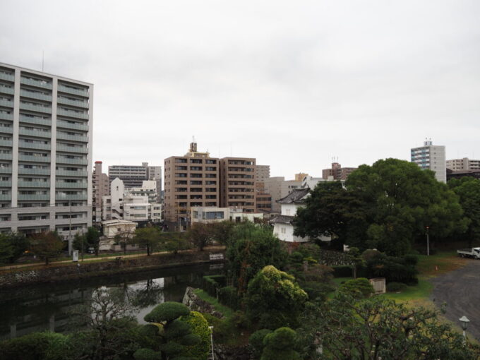 10月下旬初めての大分大分城址公園府内城跡天守台からかつては海であったという方向を眺める
