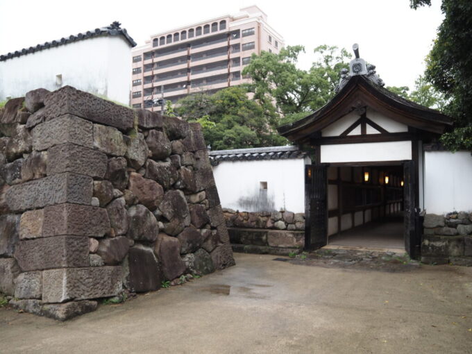 10月下旬初めての大分大分城址公園府内城跡西之丸と北之丸を結ぶ屋根付きの廊下橋