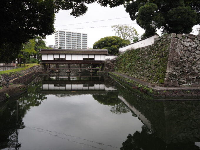 10月下旬初めての大分大分城址公園府内城跡お堀に架かる屋根付きの廊下橋