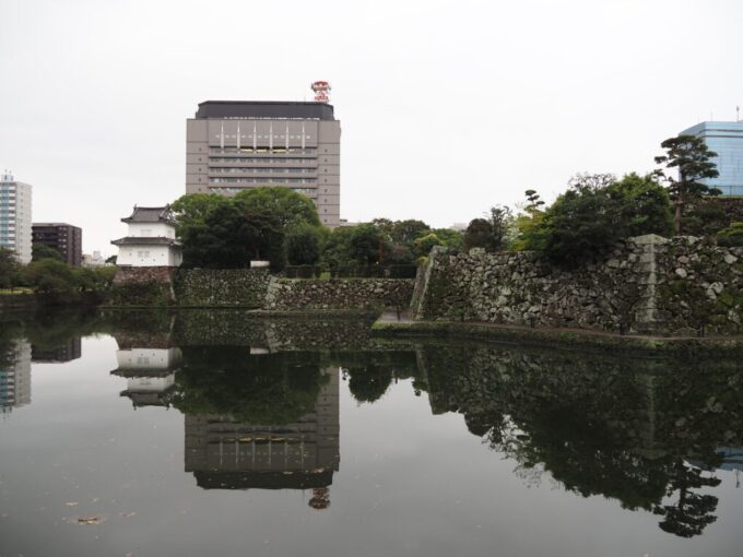 10月下旬初めての大分大分城址公園府内城跡鬼門にあり隅に角をつけないように扇形に組まれた扇櫓の石垣と広々とした内堀
