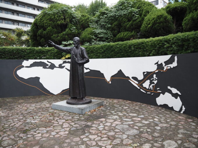 10月下旬初めての大分交差点に建つフランシスコ・ザビエルの像