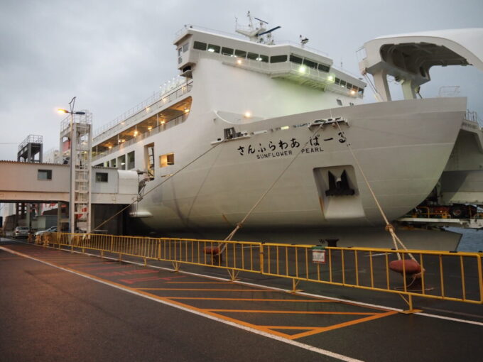 10月下旬初の関西九州航路商船三井さんふらわあ西大分港フェリーターミナルに停泊中のさんふらわあぱーる