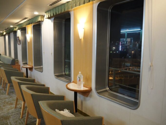 10月下旬初めての関西九州航路商船三井さんふらわあさんふらわあぱーるプロムナードのひとり掛けソファー席