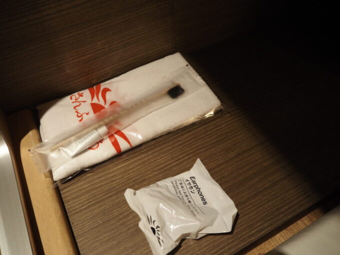 10月下旬初めての関西九州航路商船三井さんふらわあさんふらわあぱーるプライベートベッドに用意されたタオルや歯ブラシのアメニティ