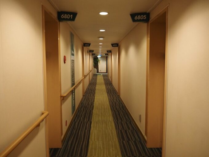 10月下旬初めての関西九州航路商船三井さんふらわあさんふらわあぱーるプライベートベッド客室の廊下