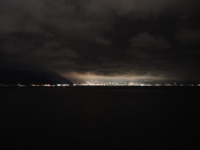 10月下旬初めての関西九州航路商船三井さんふらわあさんふらわあぱーる19:30を迎え船は神戸港目指し定刻通りに西大分港を出港し夜空に浮かぶように煌めく別府の街を見ながら速力を上げてゆく