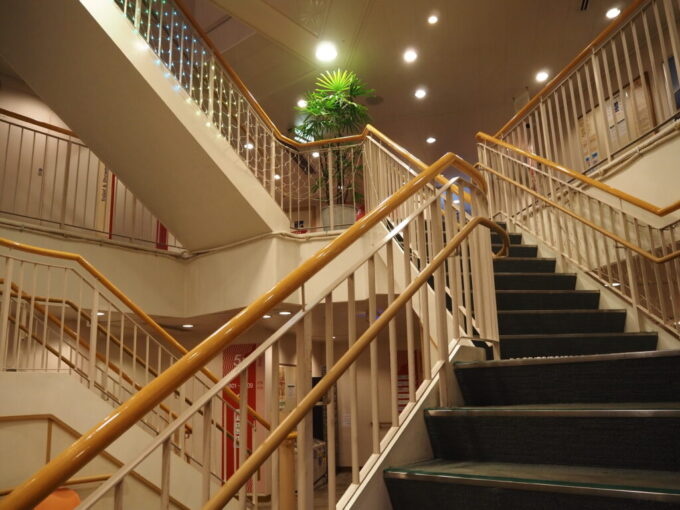 10月下旬初めての関西九州航路商船三井さんふらわあさんふらわあぱーる吹き抜けの階段