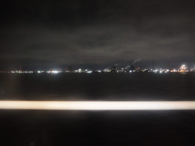 10月下旬初めての関西九州航路商船三井さんふらわあさんふらわあぱーる九州の味で愉しむ船上でのひとり宴会を一層旨いものにしてくれる夜の船窓