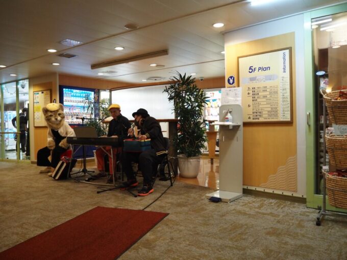 10月下旬初めての関西九州航路商船三井さんふらわあさんふらわあぱーる自販機コーナー前で開催された船内イベントライブと似顔絵