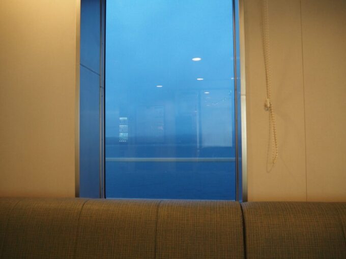 10月下旬初めての関西九州航路商船三井さんふらわあさんふらわあぱーる朝食にトキハ本店で買った髙橋水産幻の赤しそ寿司を食べながら眺める夜明けに霞む播磨灘