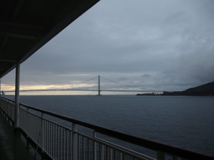 10月下旬初めての関西九州航路商船三井さんふらわあさんふらわあぱーる朝食を終えたらもう目の前に明石海峡大橋が