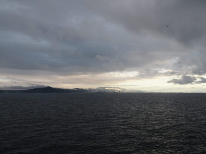 10月下旬初めての関西九州航路商船三井さんふらわあさんふらわあぱーる左舷側を見れば六甲山の麓に広がる神戸の街並みはもうすぐ近くに