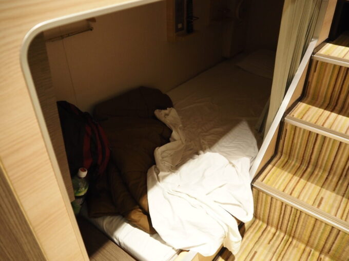 10月下旬初めての関西九州航路商船三井さんふらわあさんふらわあぱーる7：55の到着に備え早めに荷物を整理しひと晩を共にした寝床に別れを告げる