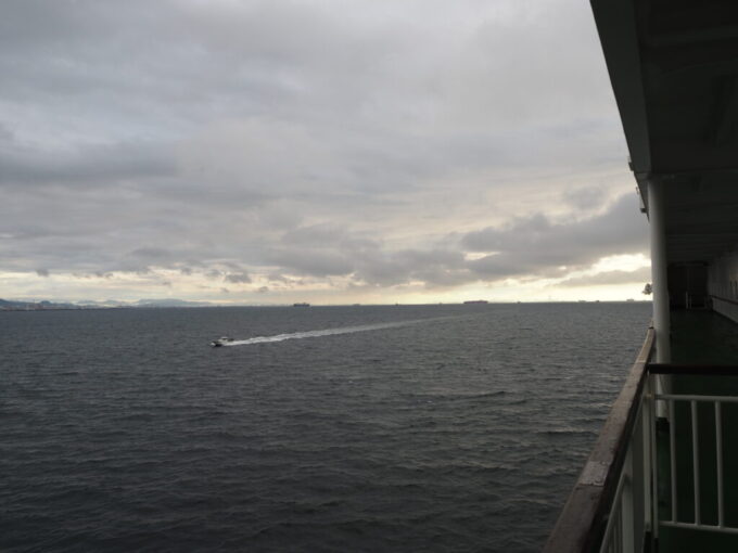 10月下旬初めての関西九州航路商船三井さんふらわあさんふらわあぱーる神戸六甲港到着間近船は大阪湾のど真ん中を航行見渡せばあり得ないほどの船舶の密度