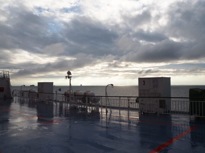 10月下旬初めての関西九州航路商船三井さんふらわあさんふらわあぱーる曇天の朝の空にぱっと射すひとすじの陽射し