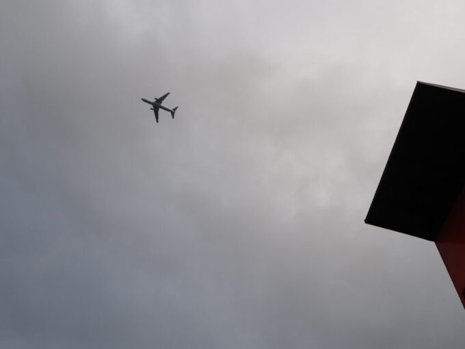 10月下旬初めての関西九州航路商船三井さんふらわあさんふらわあぱーる船旅のフィナーレに心酔していると神戸空港を飛び立ち頭上をかすめる飛行機が