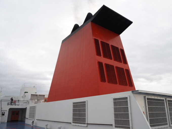 10月下旬初めての関西九州航路商船三井さんふらわあさんふらわあぱーるひと晩かけて海をつないできた船旅も終わりが近づき弱く煙を吐く巨大なファンネル