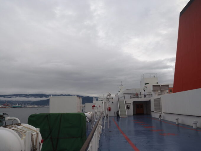 10月下旬初めての関西九州航路商船三井さんふらわあさんふらわあぱーる船の正面には聳える六甲山