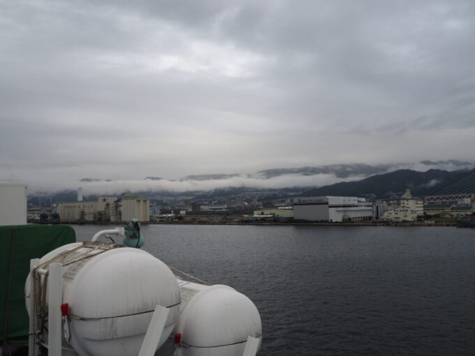 10月下旬初めての関西九州航路商船三井さんふらわあさんふらわあぱーる六甲山ろくに広がる神戸の街を望み神戸六甲港へと近づいてゆく