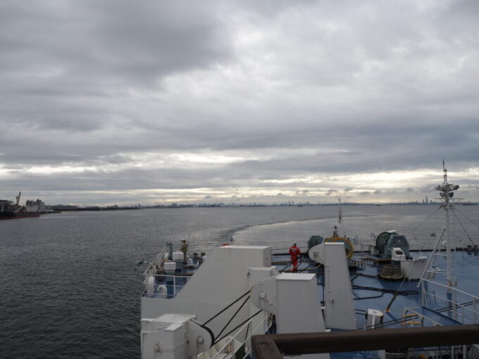 10月下旬初めての関西九州航路商船三井さんふらわあさんふらわあぱーる船尾に甲板員が姿をあらわし接岸の準備が始まる