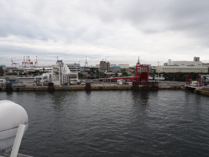 10月下旬初めての関西九州航路商船三井さんふらわあさんふらわあぱーる大分からの穏やかな航海を経て六甲アイランドフェリーターミナルが姿を見せる