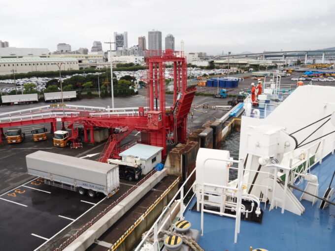 10月下旬初めての関西九州航路商船三井さんふらわあさんふらわあぱーるはもうまもなく神戸六甲港六甲アイランドフェリーターミナルに接岸