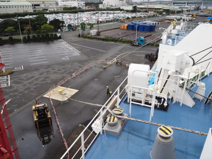 10月下旬初めての関西九州航路商船三井さんふらわあさんふらわあぱーるは係船索を係船杭にしっかりと繋がれ神戸六甲港六甲アイランドフェリーターミナルに無事着岸