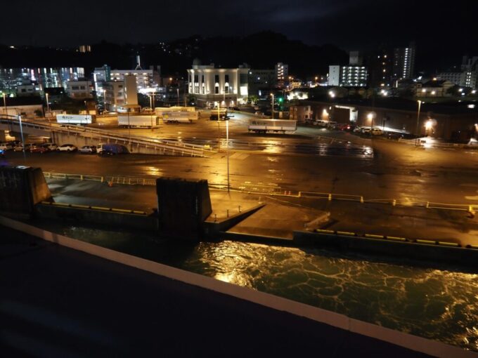 10月下旬初めての関西九州航路商船三井さんふらわあさんふらわあぱーる19:30を迎え船は神戸港目指し定刻通りに西大分港を離岸