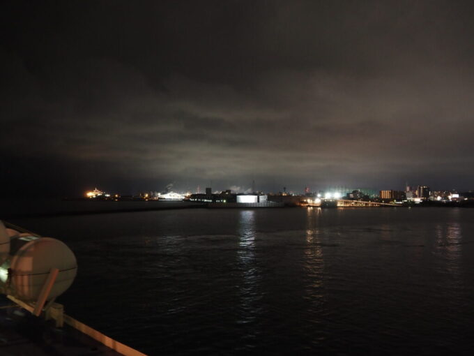 10月下旬初めての関西九州航路商船三井さんふらわあさんふらわあぱーる19:30を迎え船は神戸港目指し定刻通りに西大分港を離岸しその巨体を器用に回頭させる