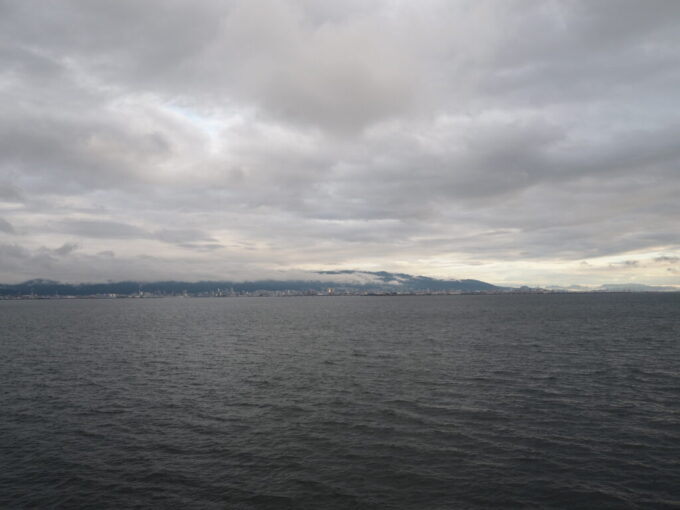 10月下旬初めての関西九州航路商船三井さんふらわあさんふらわあぱーる下船の準備を整えデッキへと出たら神戸の街はもう目の前に