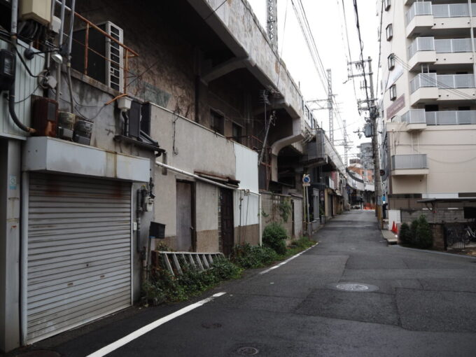 10月下旬16年ぶりの神戸昭和4年に高架化された歴史を感じさせる阪神電車御影駅の高架下