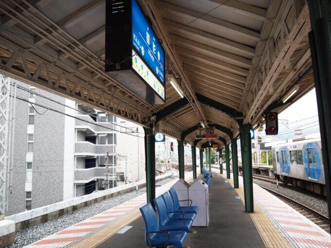 10月下旬16年ぶりの神戸阪神電車御影駅の歴史を感じさせるホーム