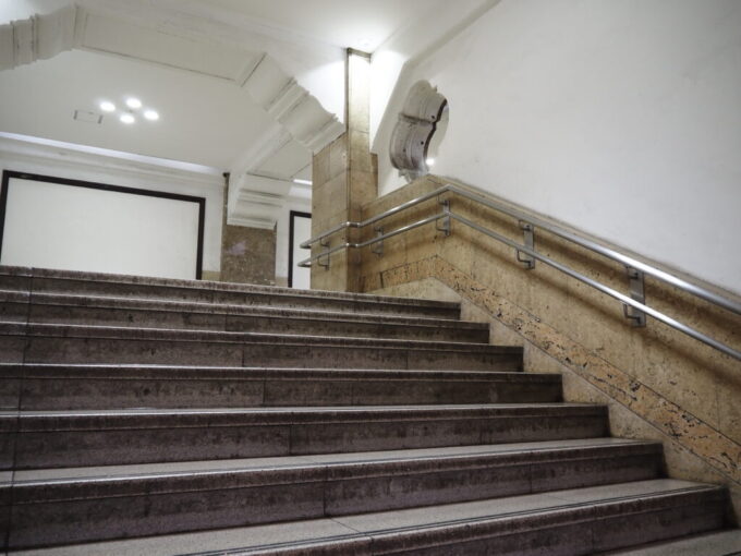 10月下旬16年ぶりの神戸昭和8年築の三宮阪神ビルの面影が感じられる重厚な階段