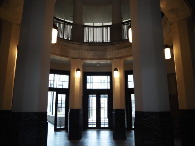 10月下旬16年ぶりの神戸1927年に建築され1998年に改築された神戸税関の荘厳な玄関ホール