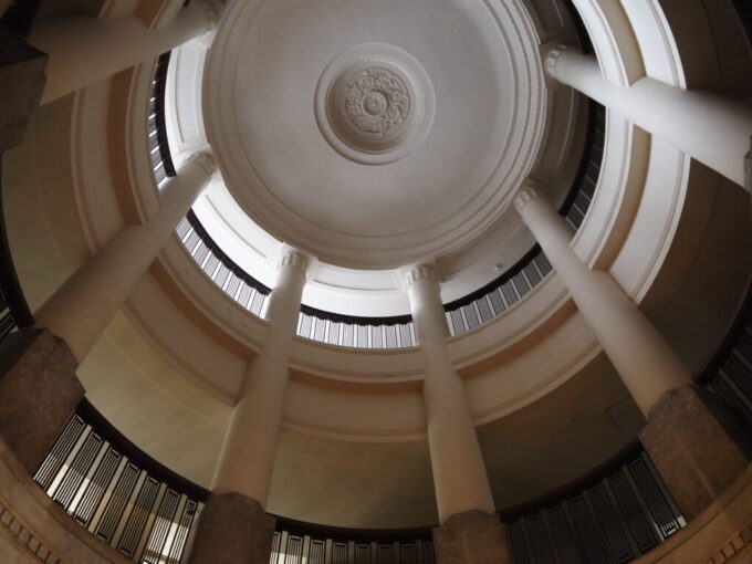 10月下旬16年ぶりの神戸1927年に建築され1998年に改築された神戸税関の荘厳な玄関ホールの空間美