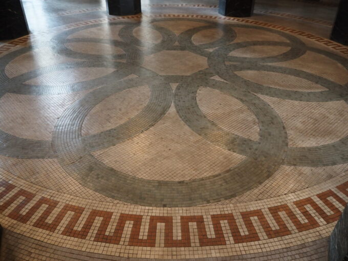 10月下旬16年ぶりの神戸1927年に建築され1998年に改築された神戸税関の荘厳な玄関ホール緻密なタイル　貼りの床