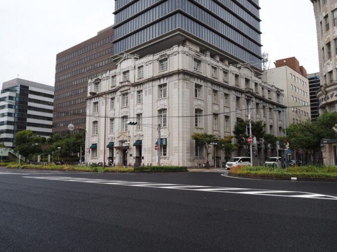 10月下旬16年ぶりの神戸阪神淡路大震災で全壊したビルの外壁を再構築したシップ神戸海岸ビル