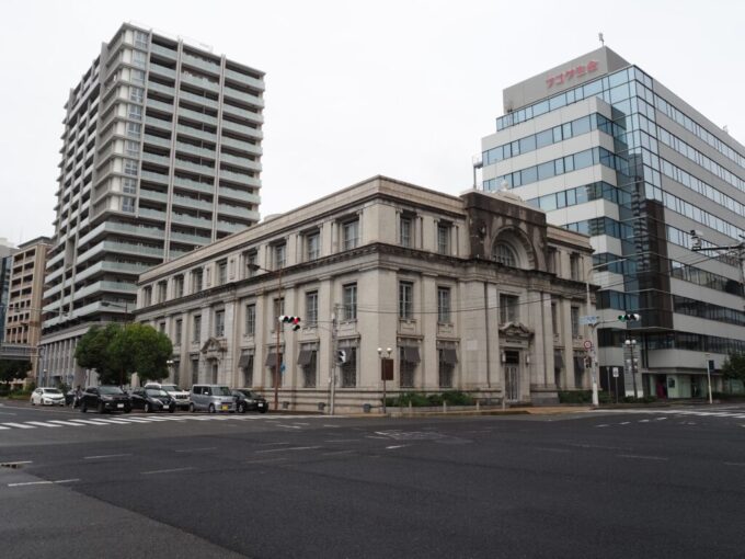 10月下旬16年ぶりの神戸メリケン波止場入口の交差点に建つ大正7年築の旧日本郵船神戸支店神戸メリケンビル