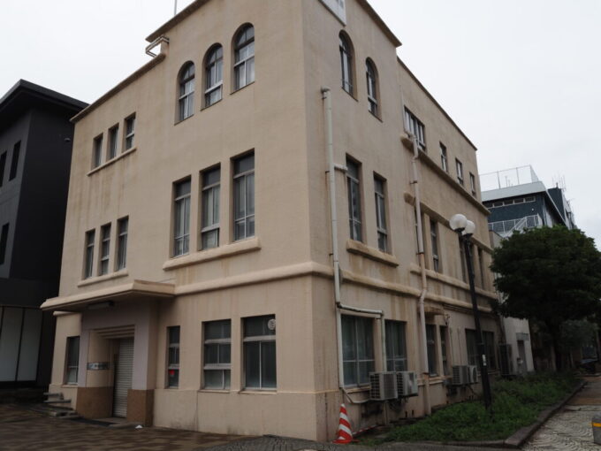 10月下旬16年ぶりの神戸メリケン波止場の入口に建つ大正末期建築という旧オール商会ビル