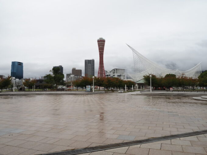 10月下旬16年ぶりの神戸メリケンパーク神戸海洋博物館の特徴的な建物と神戸ポートタワー