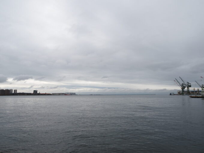 10月下旬16年ぶりの神戸メリケンパークの突端から雨上がりの海を望む
