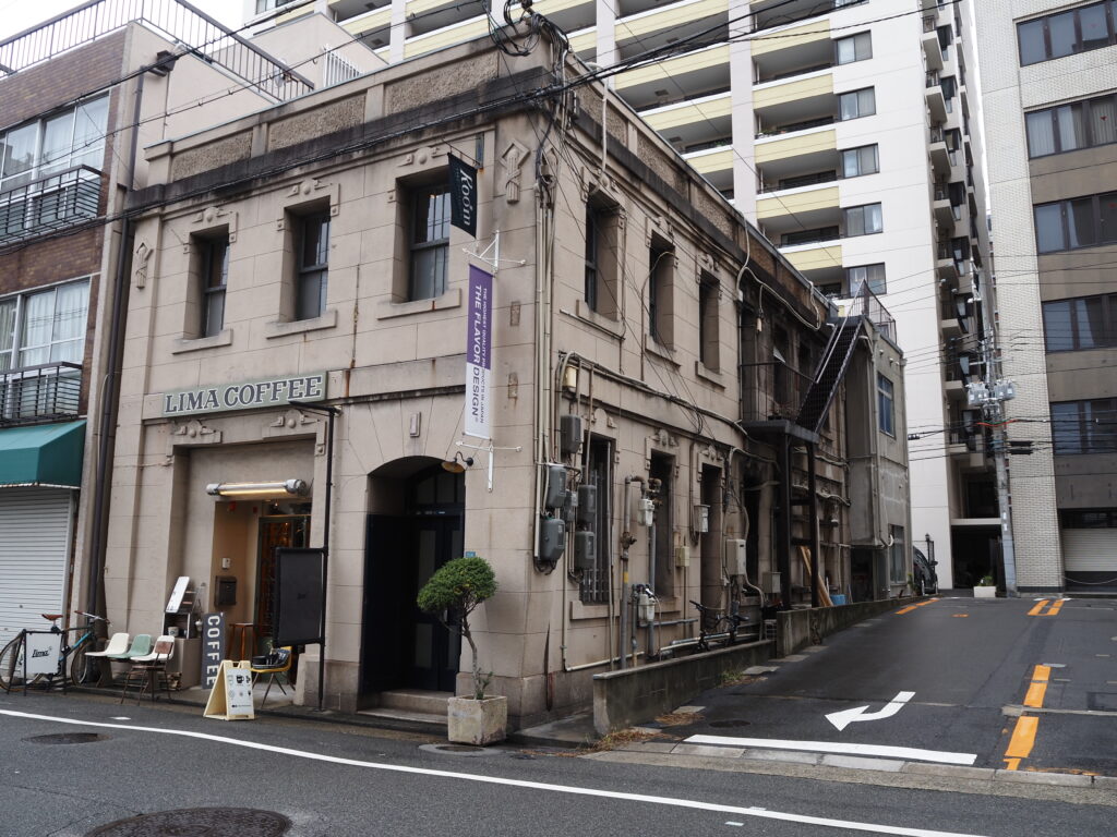 10月下旬16年ぶりの神戸メリケンパークを離れ南京町へ歩く途中で出逢った渋い佇まいの謝ビル