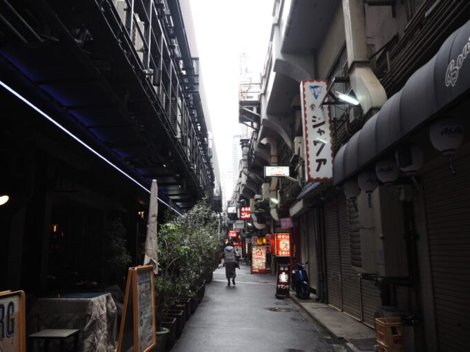 10月下旬16年ぶりの神戸阪急と東海道本線の高架下に挟まれたディープな空間