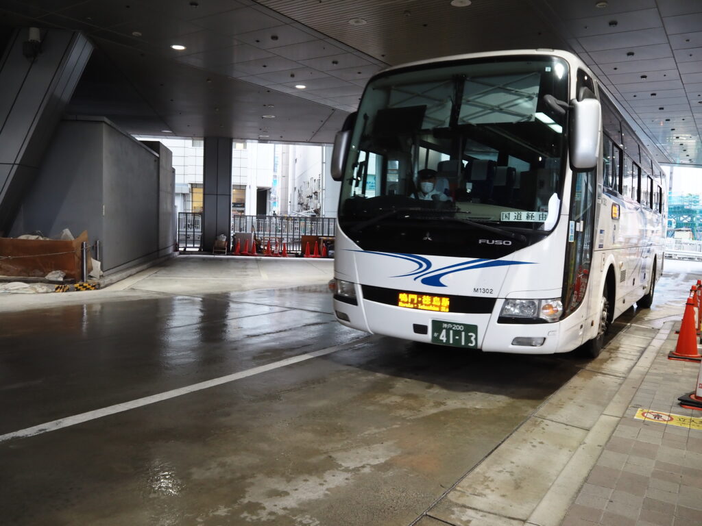 10月下旬16年ぶりの神戸に別れを告げ三宮バスターミナルから本四海峡バス阿波エクスプレス神戸号で鳴門へ