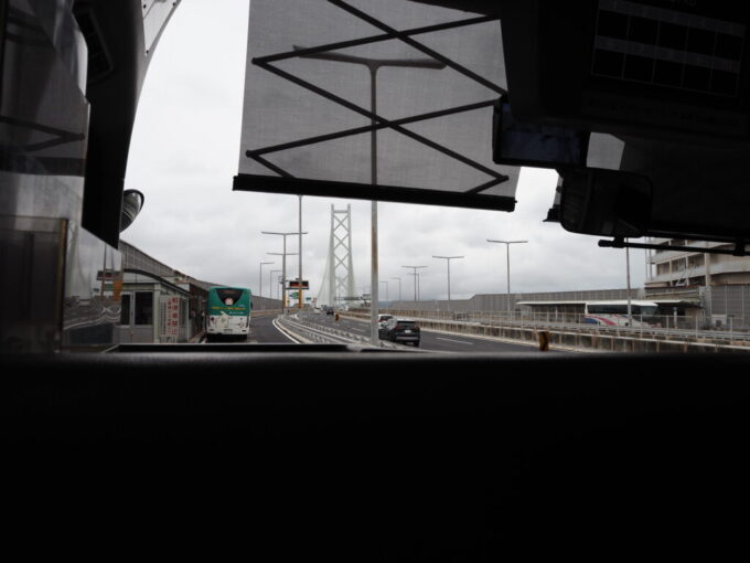 10月下旬本四海峡バス阿波エクスプレス神戸号は高速舞子バスストップに停車しこれから渡る明石海峡大橋を望む