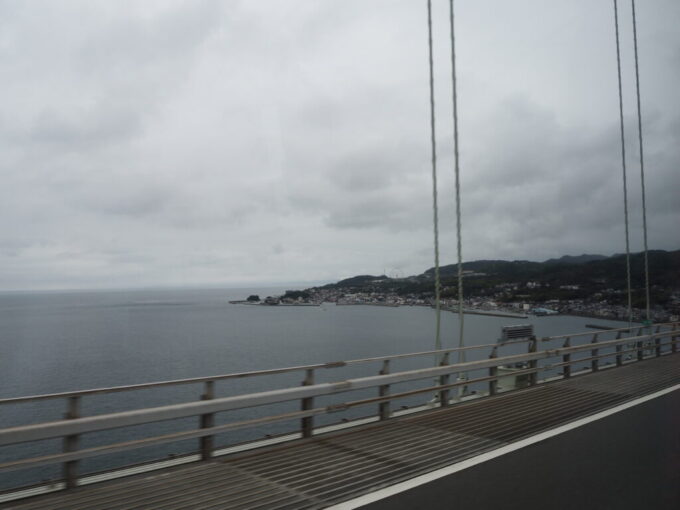 10月下旬本四海峡バス阿波エクスプレス神戸号は明石海峡大橋を渡りまもなく淡路島へ上陸